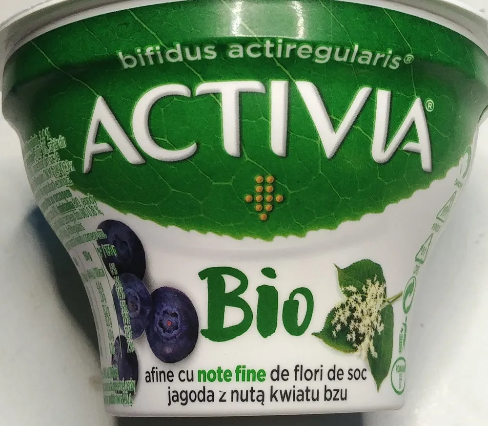 Jogurt Bio o smaku jagoda-kwiat czarnego bzu ze szczepem bakterii ActiRegularis.