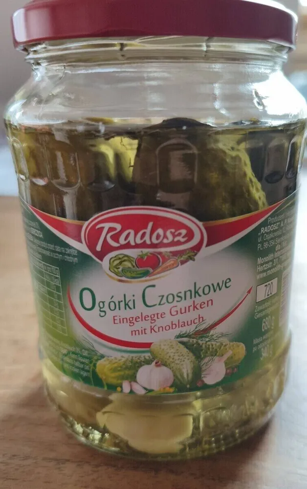 Eingelegte Gurken in Knoblauch