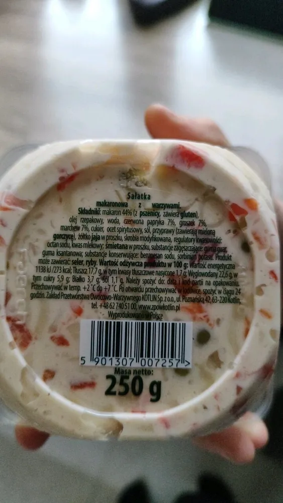 Sałatka makaronowa z warzywami