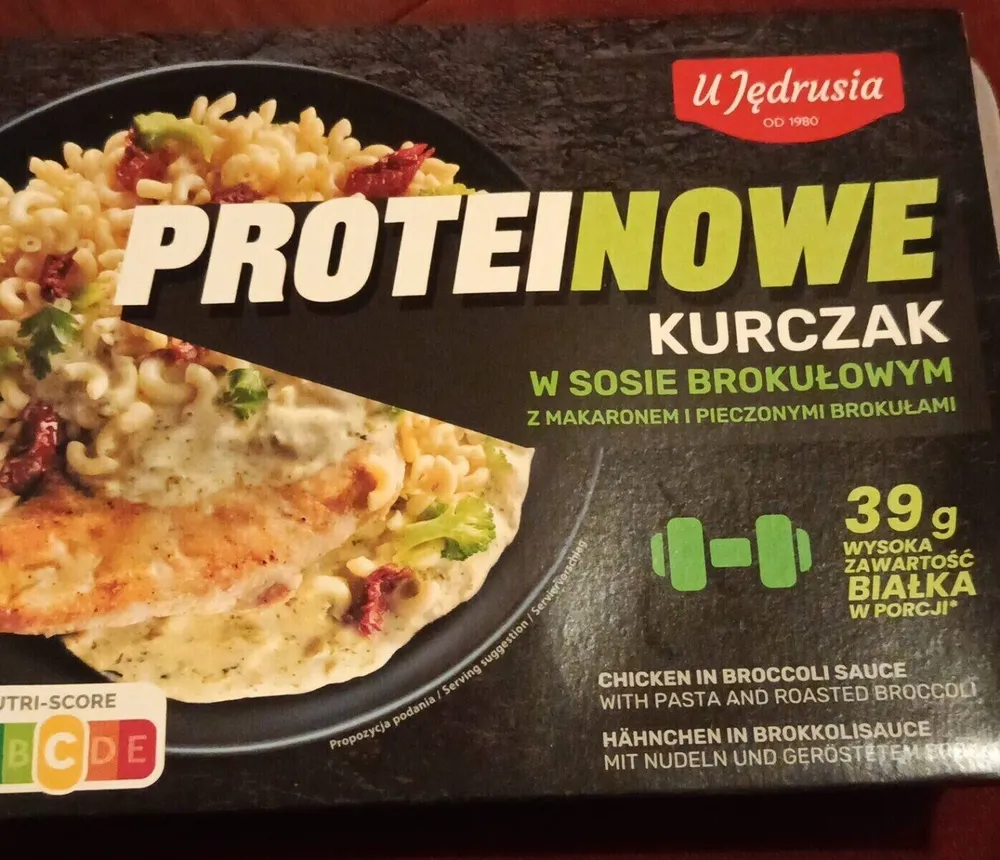 Proteinowe kurczak w sosie brokułowym z makaronem i pieczonymi brokułami
