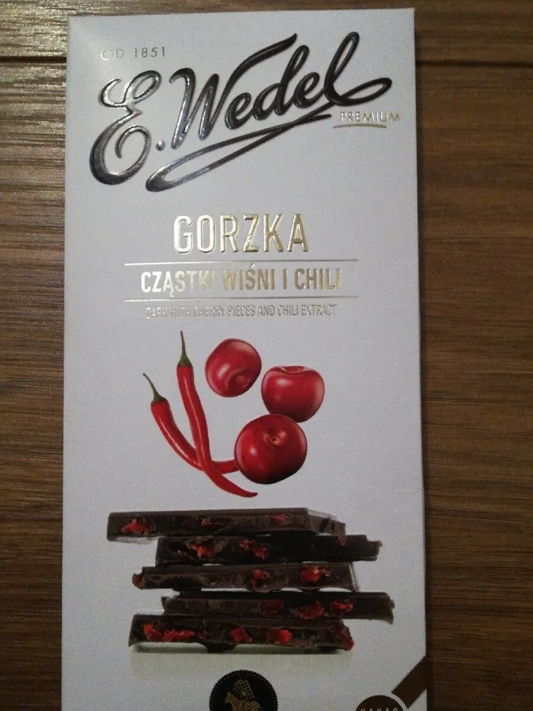 Czekolada gorzka cząstki wiśni i chili