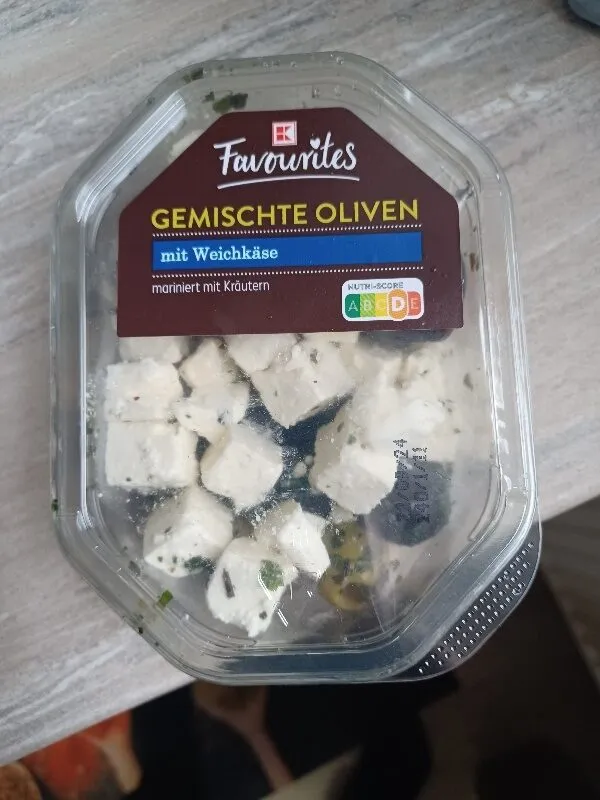 Gemischte Oliven mit Weichkäse