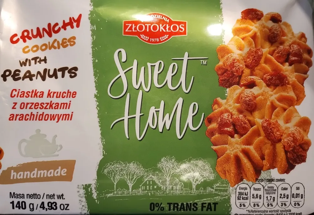 Crunchy cookies with peanuts
