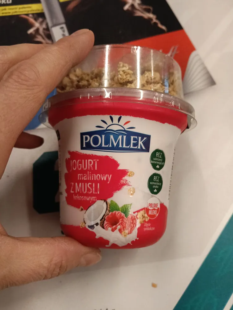 Jogurt malinowy z musli kokosowym