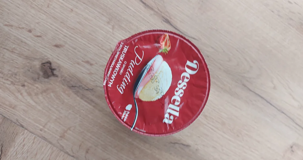Deser mleczny o smaku truskawkowym z bitą śmietana waniliowa