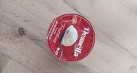Deser mleczny o smaku truskawkowym z bitą śmietana waniliowa