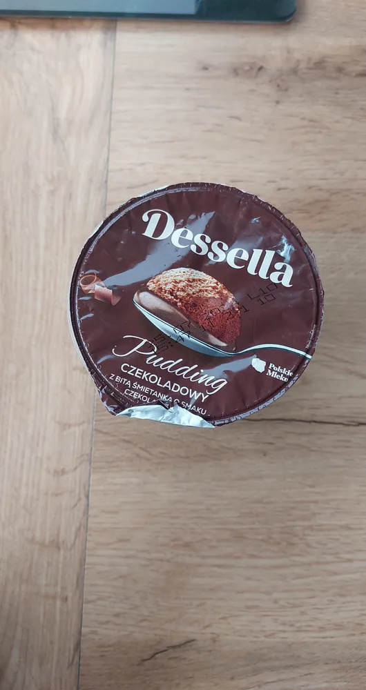 Deser mleczny czekoladowy z bitą śmietana o smaku czekoladowym