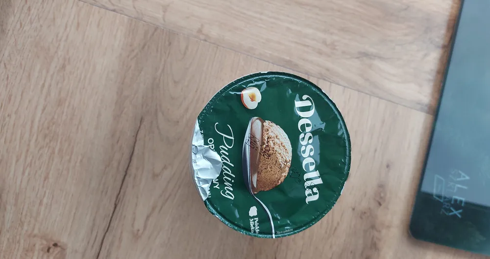 Deser mleczny orzechowy z bitą śmietana o smaku orzechowym