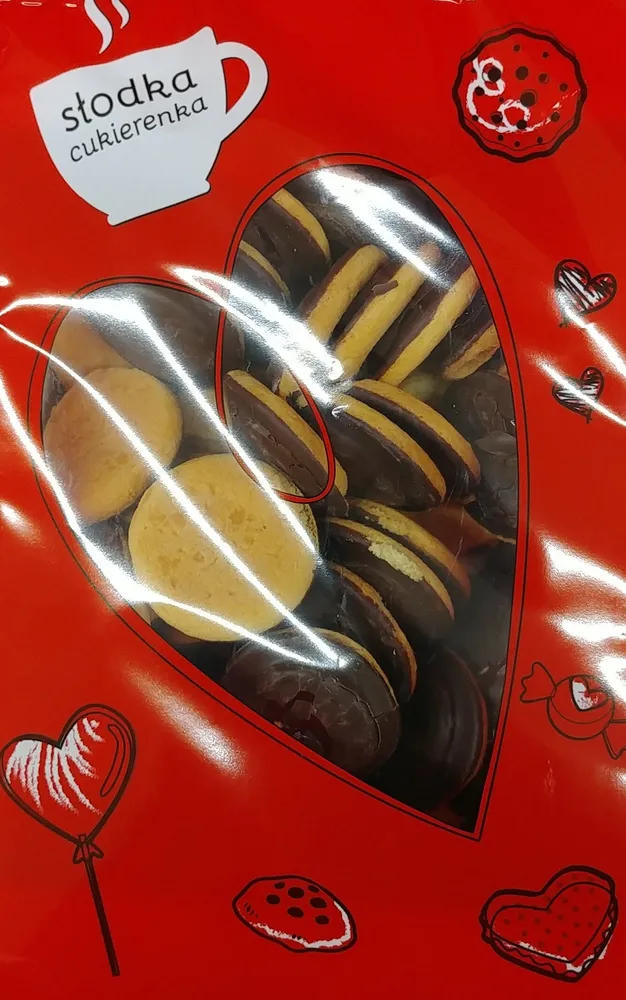 Biszkopty z galaretką o smaku czarnej porzeczki w polewie kakaowej.