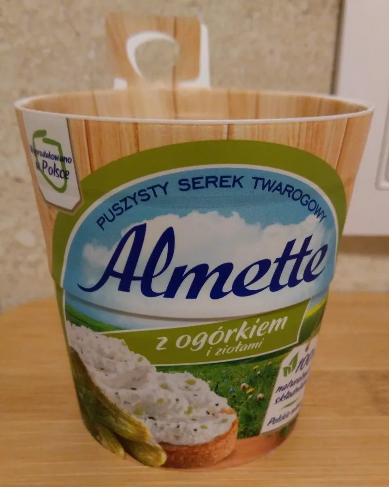 Puszysty serek twarogowy z ogórkiem i ziołami