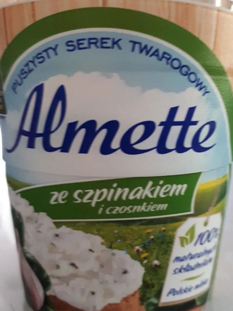 Puszysty serek twarogowy ze szpinakiem i czosnkiem.