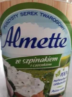 Puszysty serek twarogowy ze szpinakiem i czosnkiem.