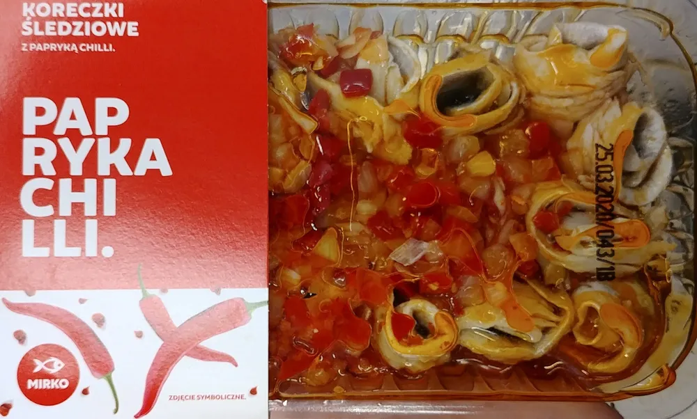 Koreczki śledziowe z papryką chilli