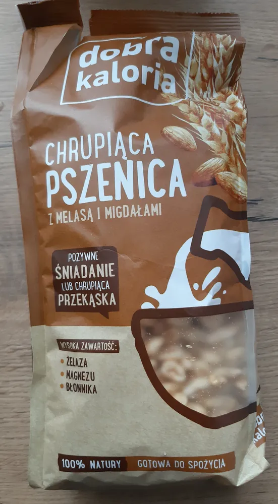 chrupiąca pszenica z melasą i migdałami