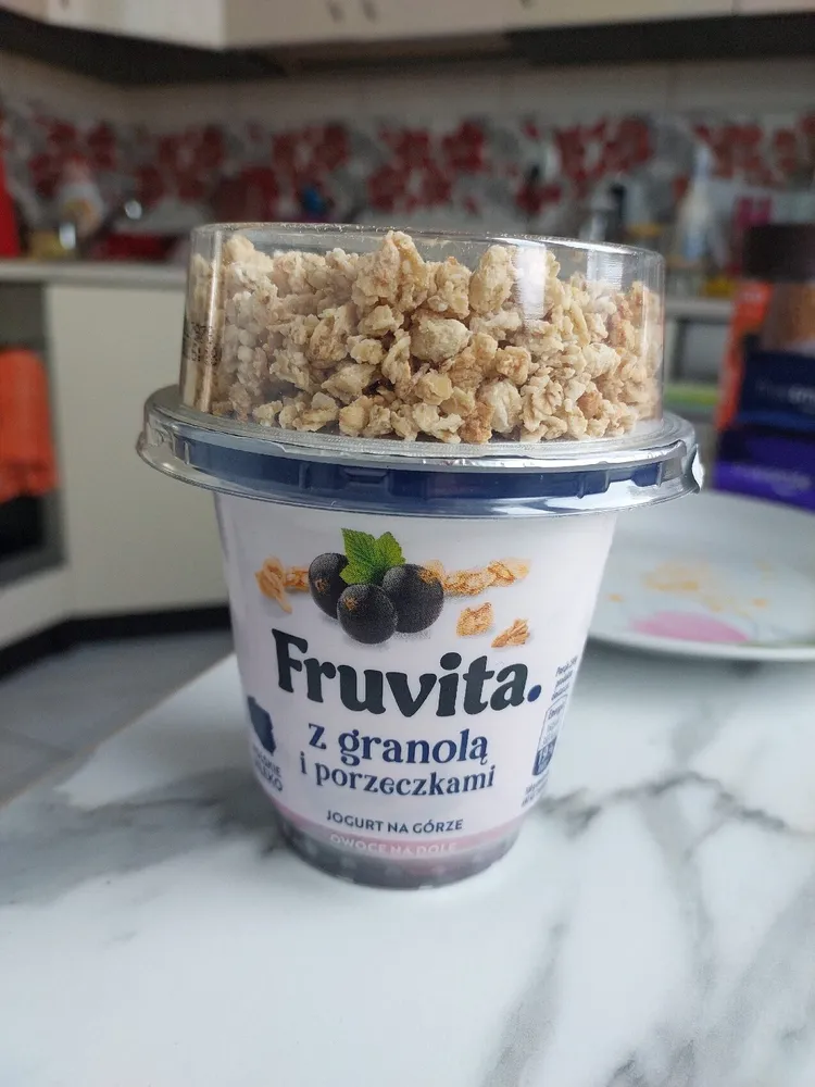 Jogurt Z Granola I Porzeczkami