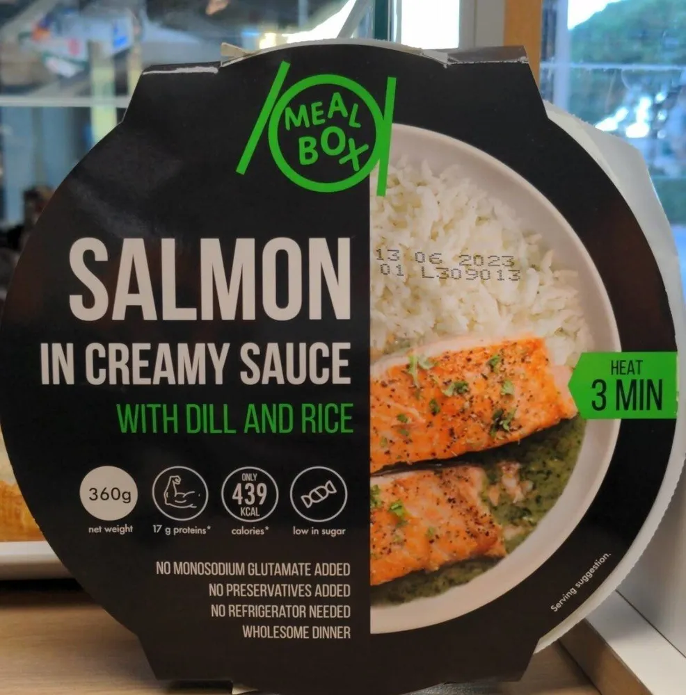 Salmon con salsa cremosa de eneldo y arroz