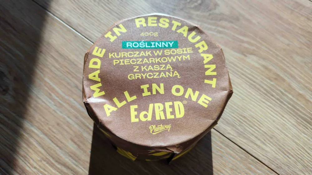 Roślinny kurczak w sosie pieczarkowym z kaszą gryczaną