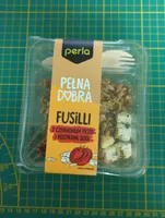 Fussili z Czerwonym Pesto i Kostkami Sera