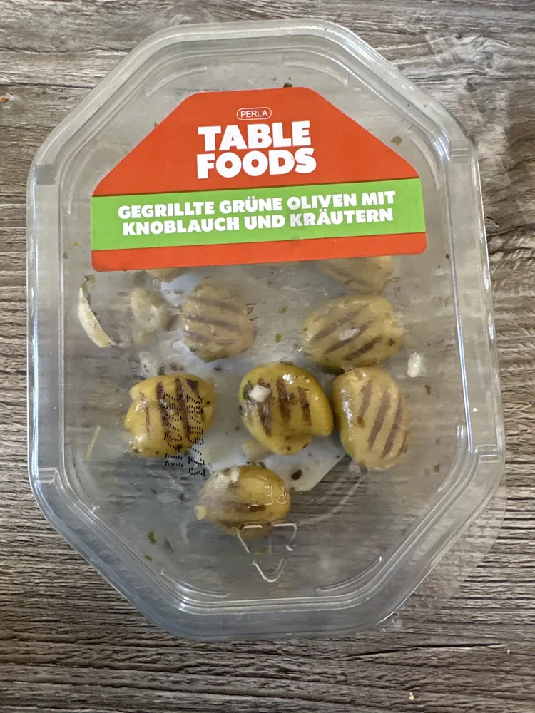 gegrillte grüne Oliven mit Knoblauch und Kräutern