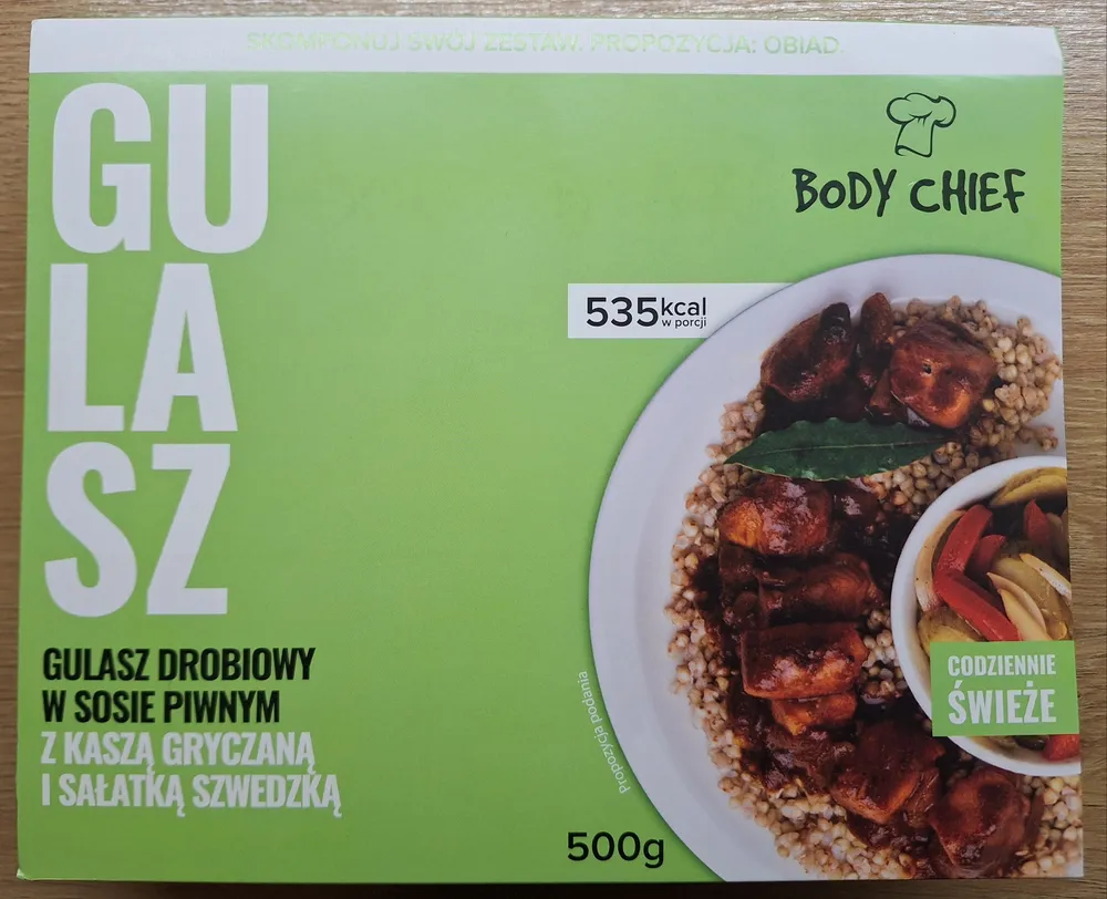 Gulasz drobiowy w sosie piwnym z kaszą gryczana i sałatką szwedzką