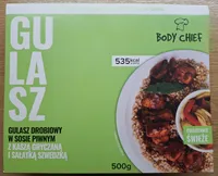 Gulasz drobiowy w sosie piwnym z kaszą gryczana i sałatką szwedzką