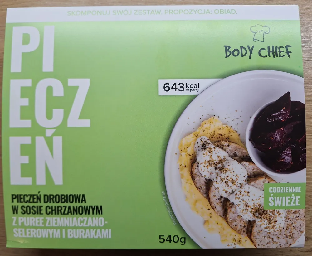 Pieczeń drobiowa w sosie chrzanowy z puree ziemniaczano-selerowym i burakami
