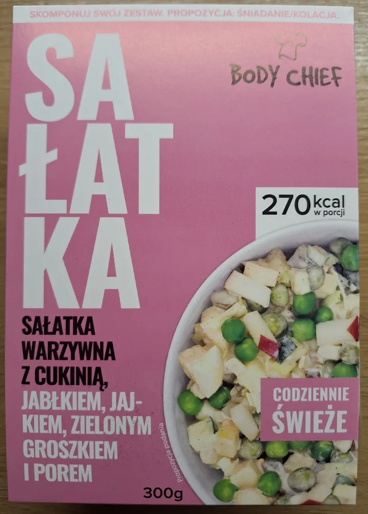 Sałatka warzywna z cukinią, jabłkiem, jajkiem, zielonym groszkiem i porem