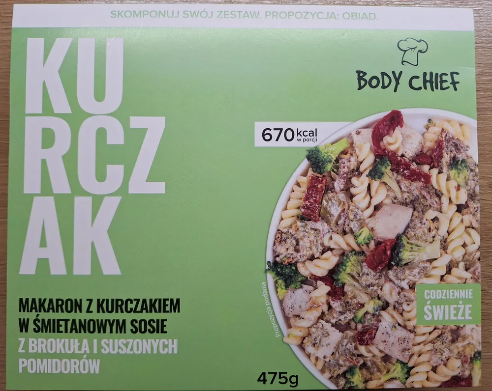 Kurczak - makaron z kurczakiem w śmietanowym sosie z brokuła i suszonych pomidorów