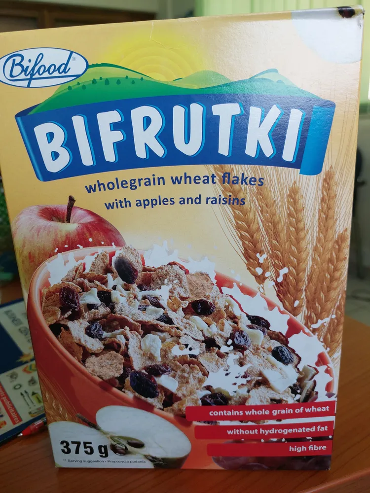wholegrain wheat flakes with apples and raisins