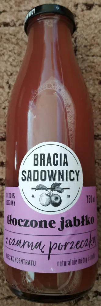 Tłoczone jabłko z czarną porzeczką