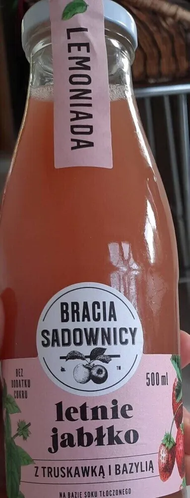 Letnie jabłko  z truskawką i bazylią