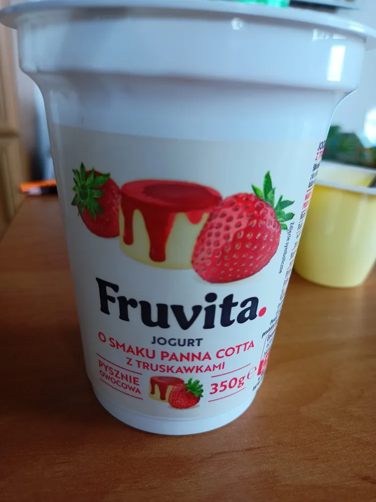 Jogurt o smaku panna cotta z truskawkami
