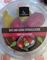 Rote und grüne Paprikaglocken gefüllt mit Frischkäse