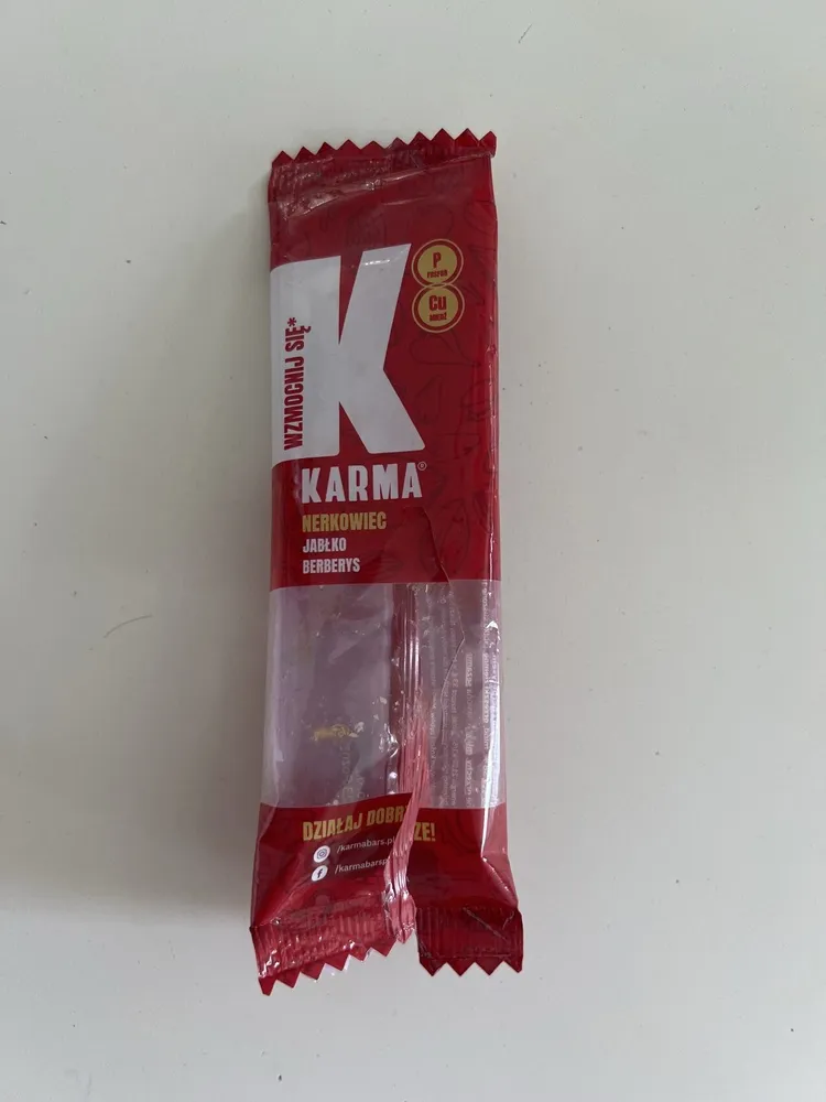Baton z orzechami nerkowca, jabłkiem i berberysem