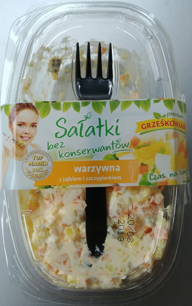 Sałatka na bazie warzyw gotowanych z jajkiem i szczypiorkiem