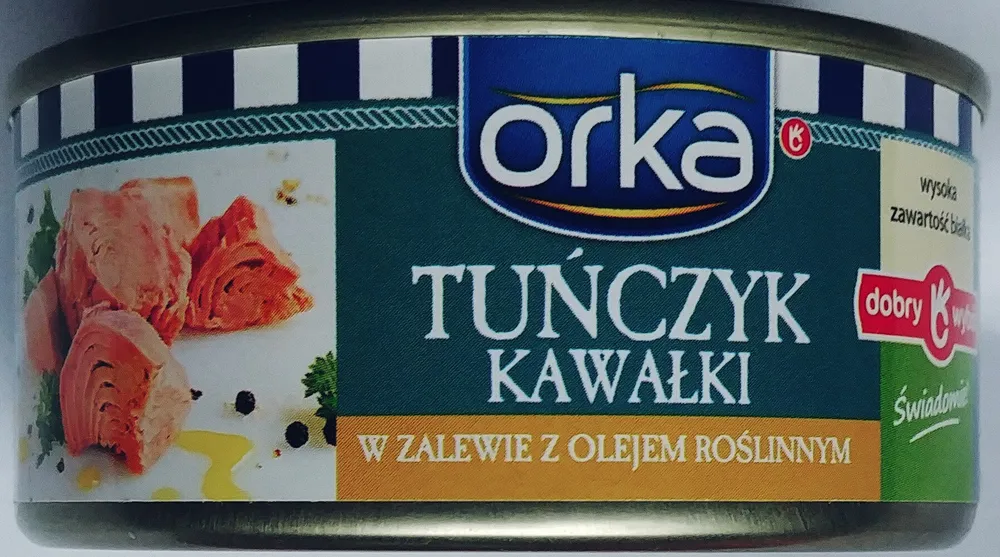 Tuńczyk kawałki w zalewie z olejem roślinnym.