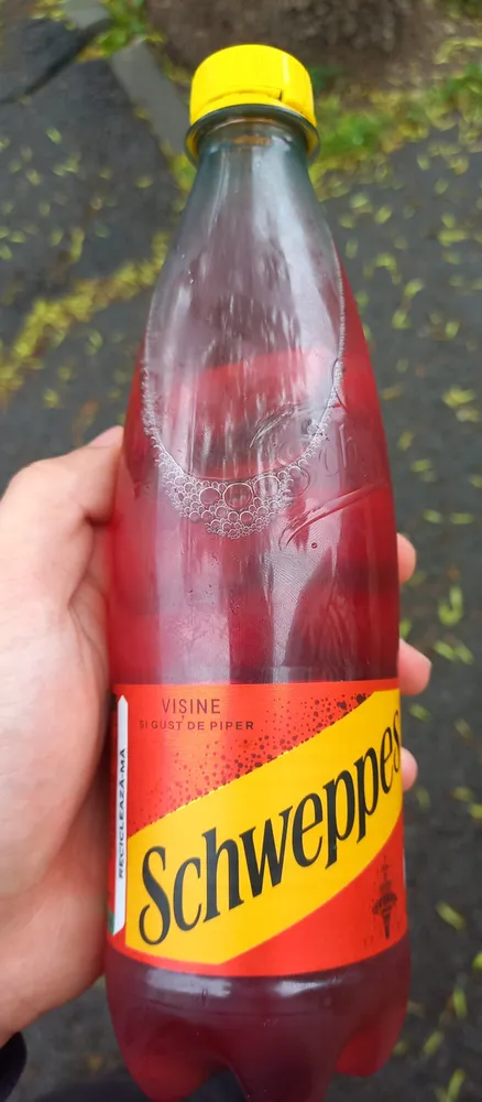 Schweppes cu vișine si gust de piper