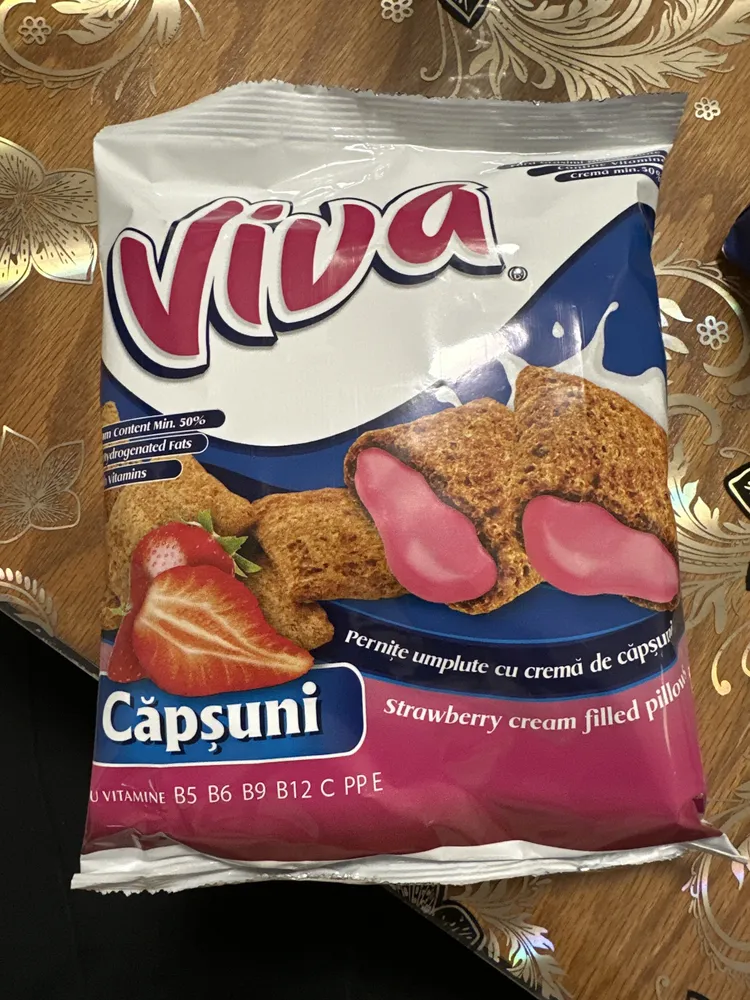 Prăjituri umplute cu cremă de căpșuni