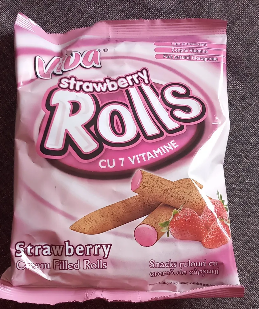 Snacks rulouri cu cremă de căpșuni