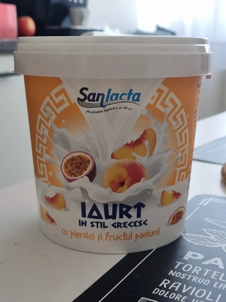 Iaurt în stil grecesc cu piersici și fructul pasiunii