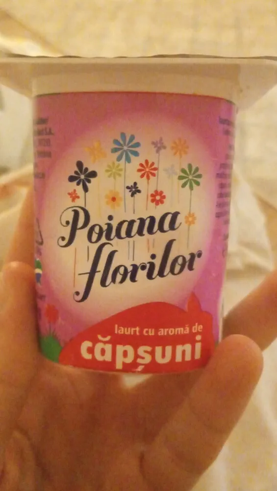 Iaurt cu aromă de căpșuni