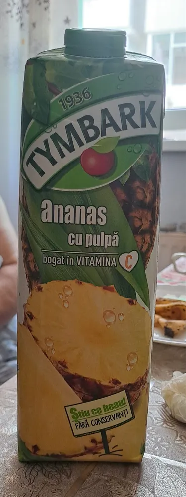 suc de ananas cu pulpa bogata in vitamina C