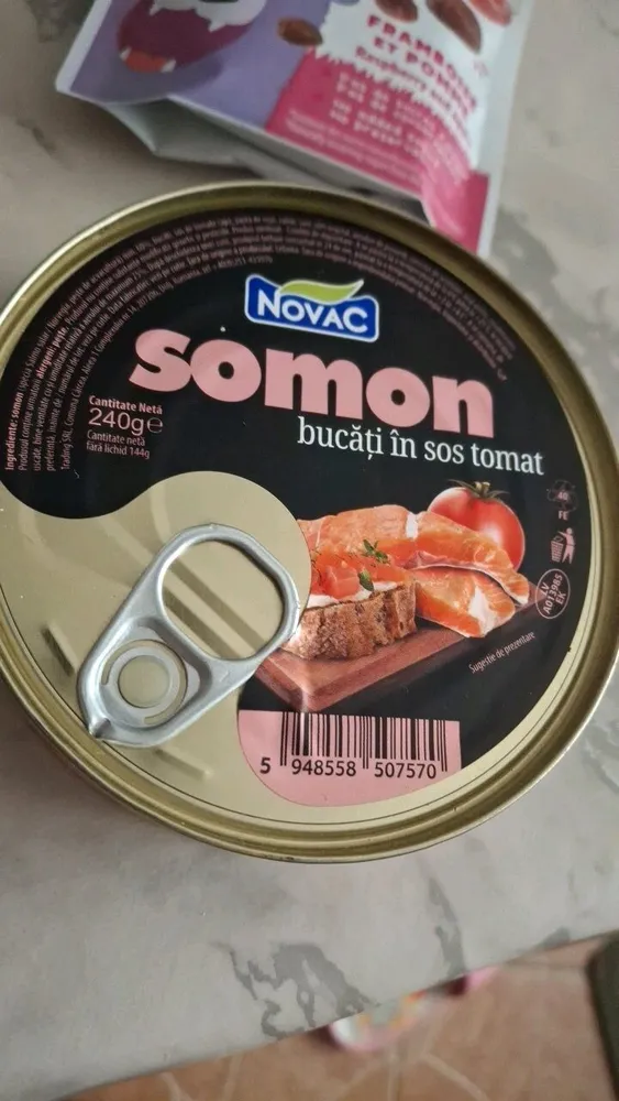 Novac somon bucăți în sos tomat