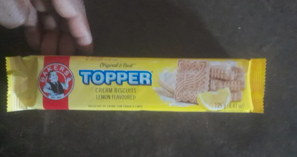 Topper lemon flavoured cream biscuits