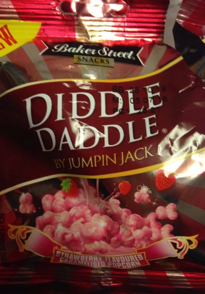 Strawberry flavoured caramelized popcorn