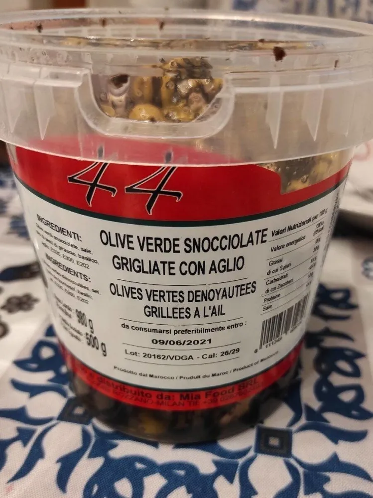 Olive verdi snocciolate grigliate con aglio