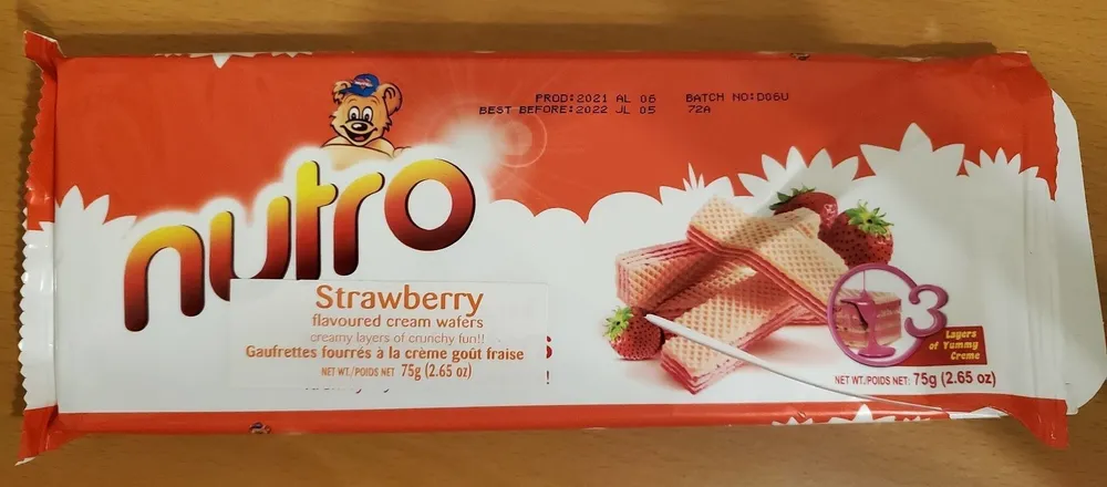 Strawberry flavoured cream wafers