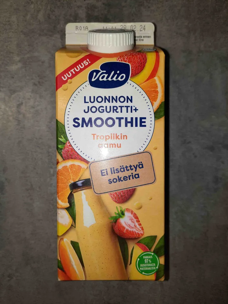Juotava mango-banaan-mansikka-appelsiinijogurtti