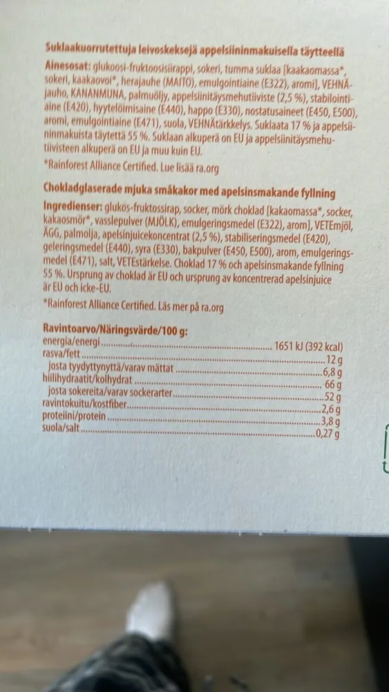 Suklaakuorrutettuja leivoskeksejä appelsiininmakuisella täytteellä