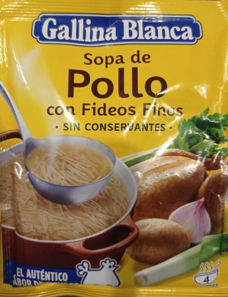 Sopa de pollo con fideos finos